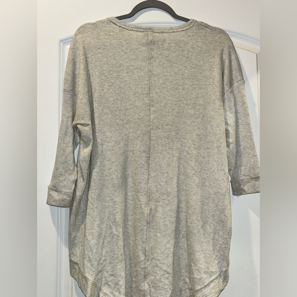 Gray High-Low Knit Sweater - Picture 4 of 5